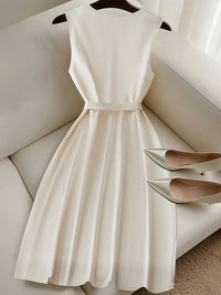 Regular women's dress, for work commuting, leisure and vacation